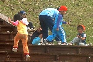 苫小牧川河川敷地で遊ぶ子供たち